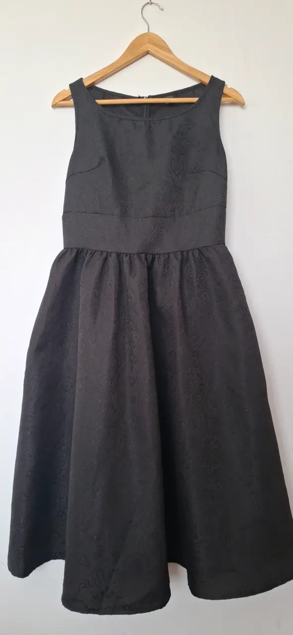 Vestido negro elegante - 1