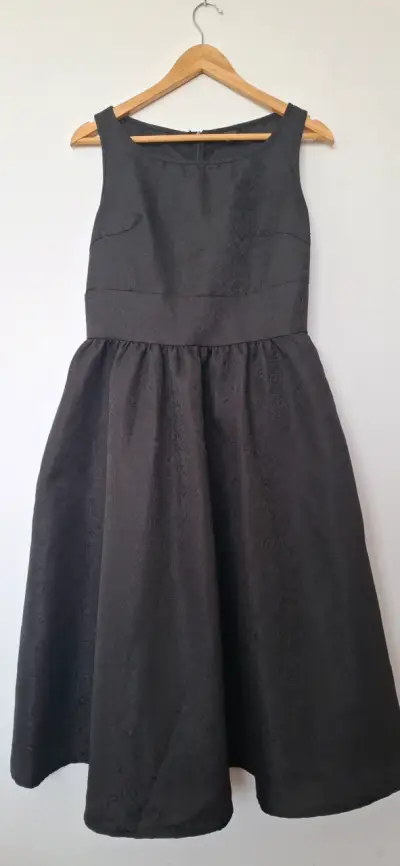 Vestido negro elegante - miniatura 1