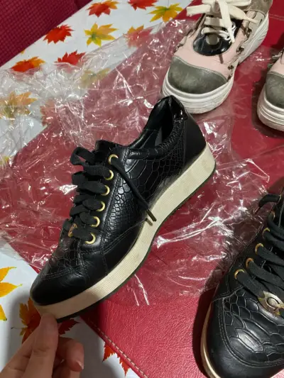 Zapatillas negras diseño reptil - miniatura 2