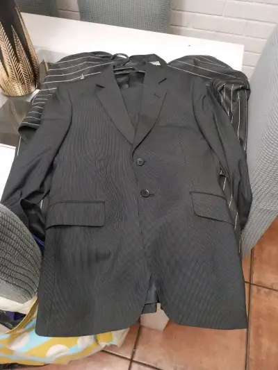 Traje formal negro a rayas - miniatura 1