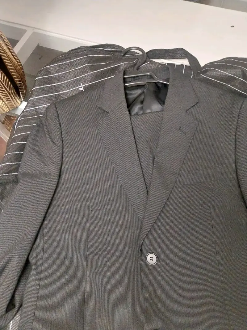 Traje formal negro a rayas - 2