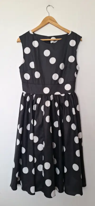 Vestido negro con lunares blancos - miniatura 1