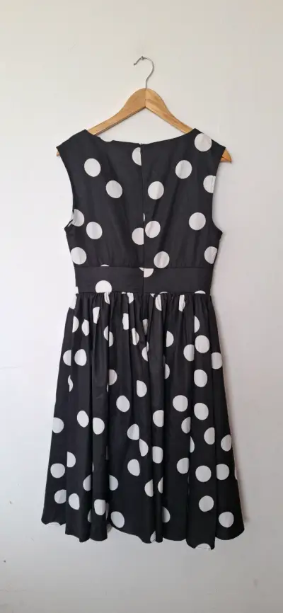 Vestido negro con lunares blancos - miniatura 2