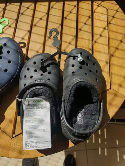 Crocs negros  y azul marino con forro interior - miniatura 1