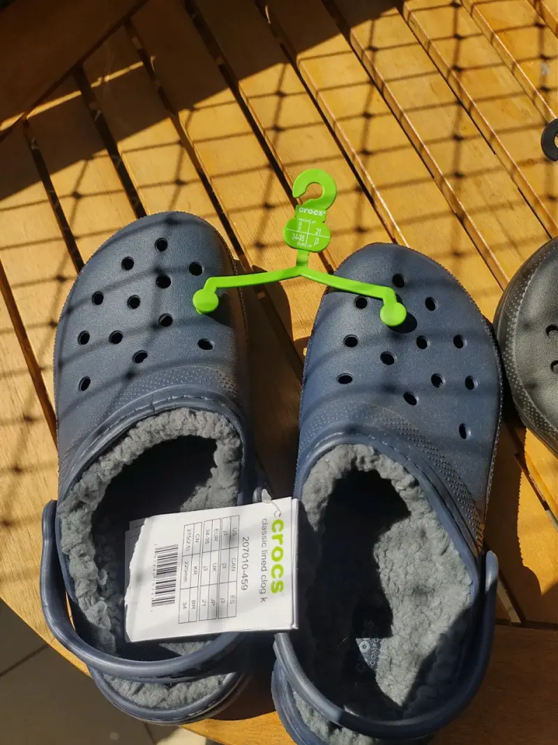 Crocs negros  y azul marino con forro interior - 2