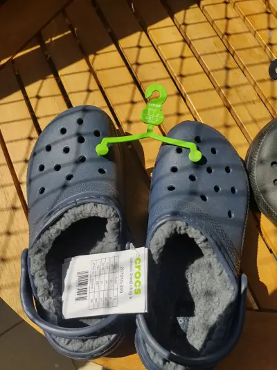 Crocs negros  y azul marino con forro interior - miniatura 2