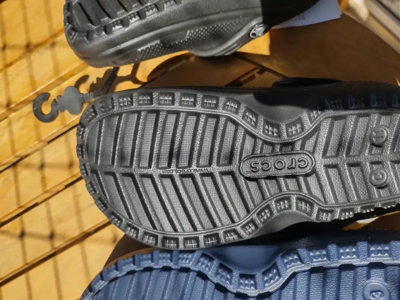 Crocs negros  y azul marino con forro interior - 3