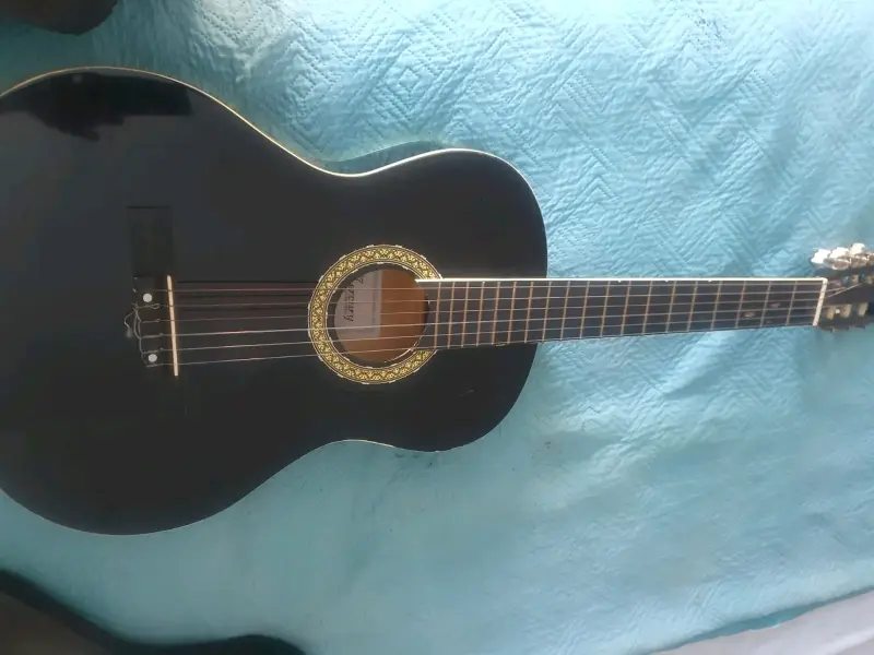 Guitarra acústica negra clásica