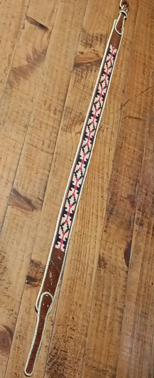 Correa de cuero con diseño étnico - 1