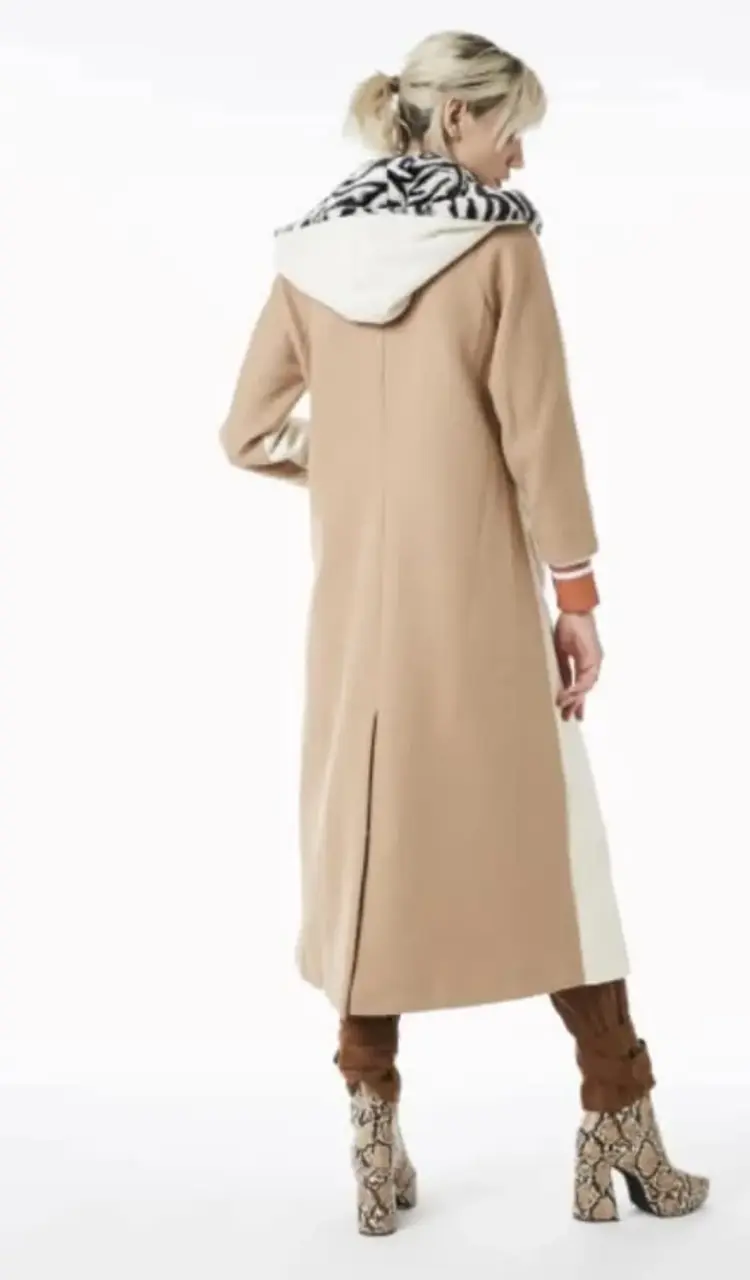 Abrigo largo con capucha beige - 5