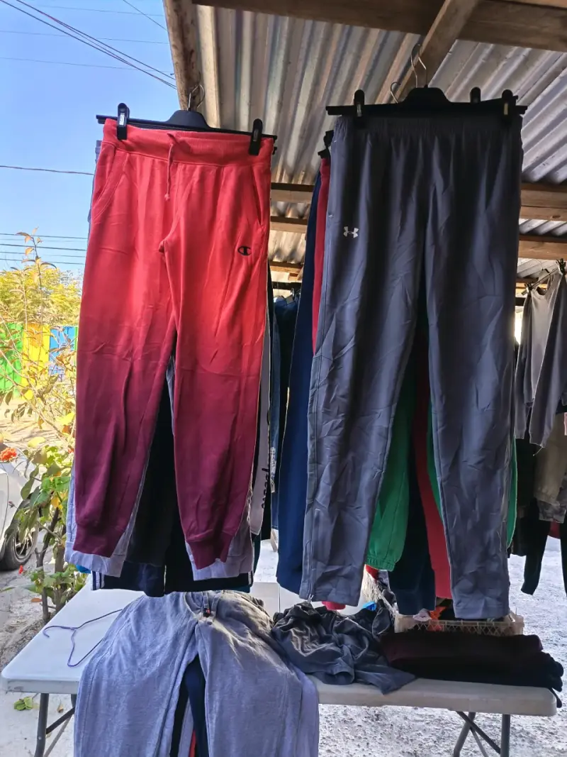 Pantalones deportivos Champion y Under Armour - 1