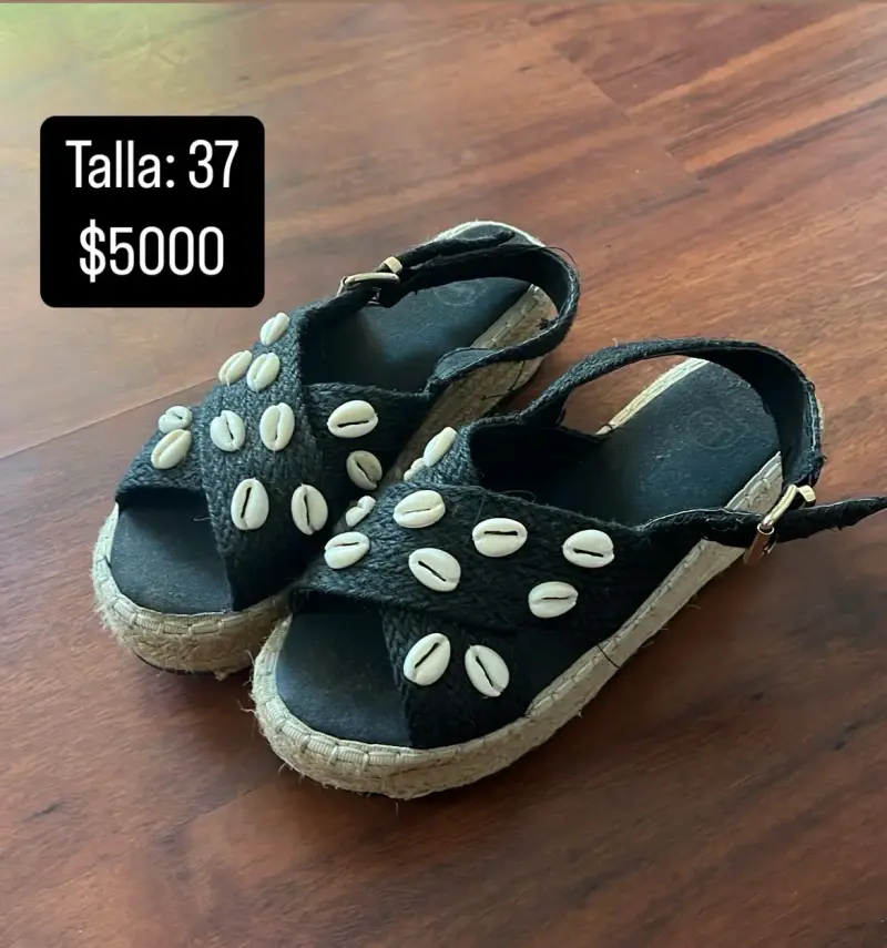 Sandalias negras con conchas