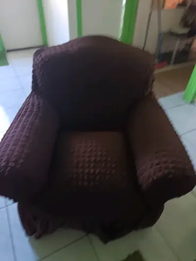 Sofá con funda marrón - miniatura 3