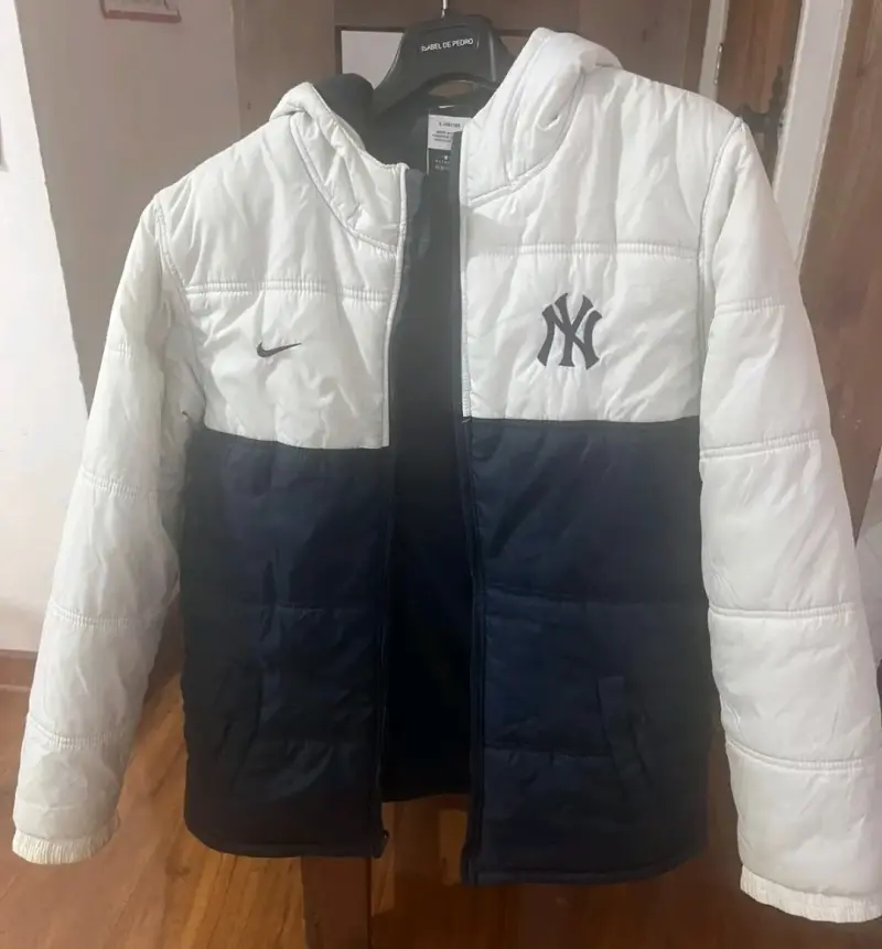 Chaqueta acolchada NY bicolor. Nike