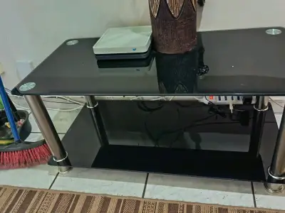 Mesa de centro negra con cristal - miniatura 1