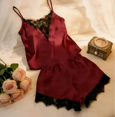 Pijama satinado burdeo con encaje talla L - miniatura 4
