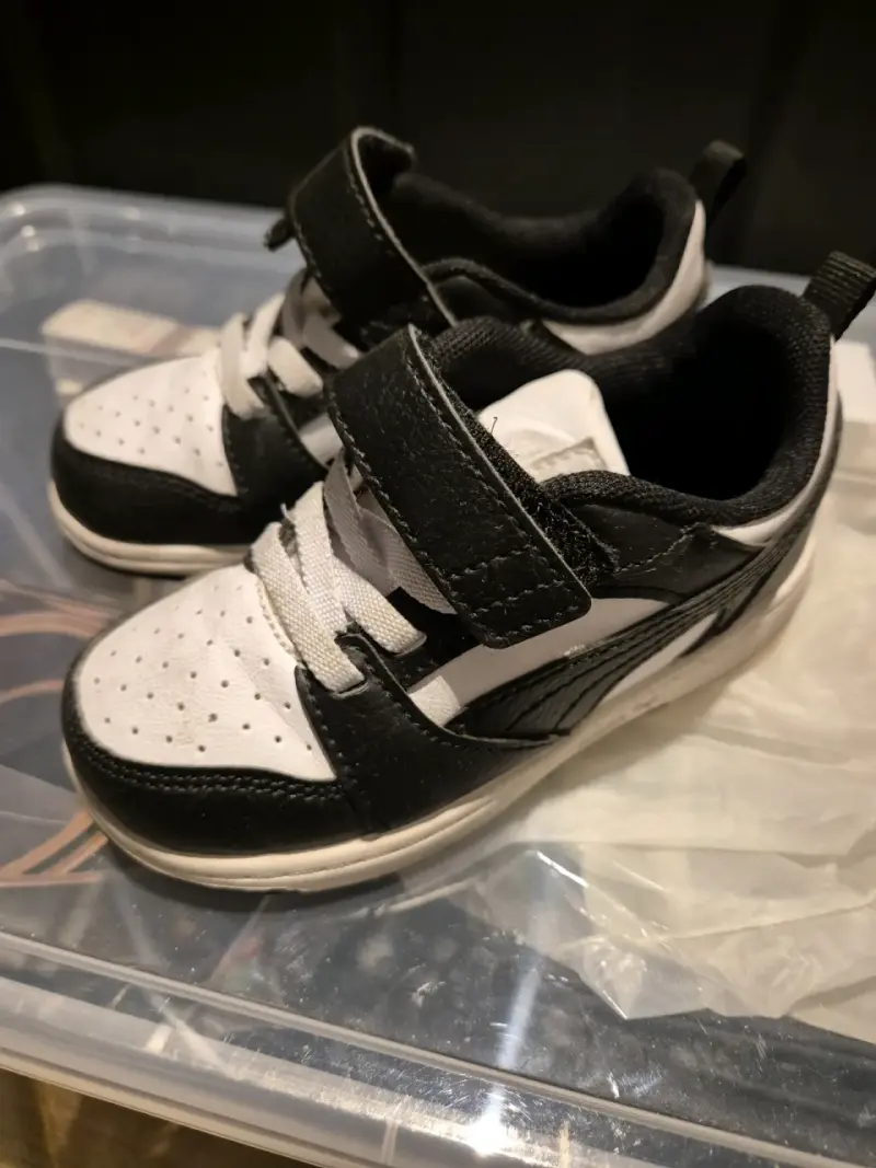 Zapatillas infantiles blancas y negras - 1