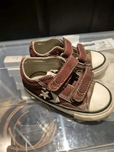 Zapatillas infantiles burdeo con velcrotalla 22 - miniatura 1