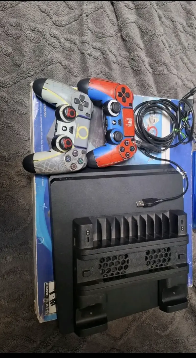 Consola PS4 con controles