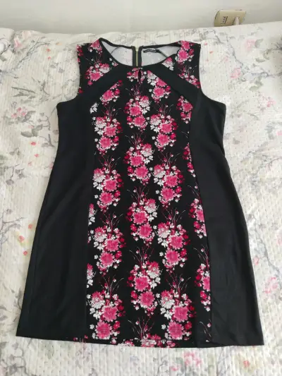 Vestido negro con flores rojas - miniatura 1