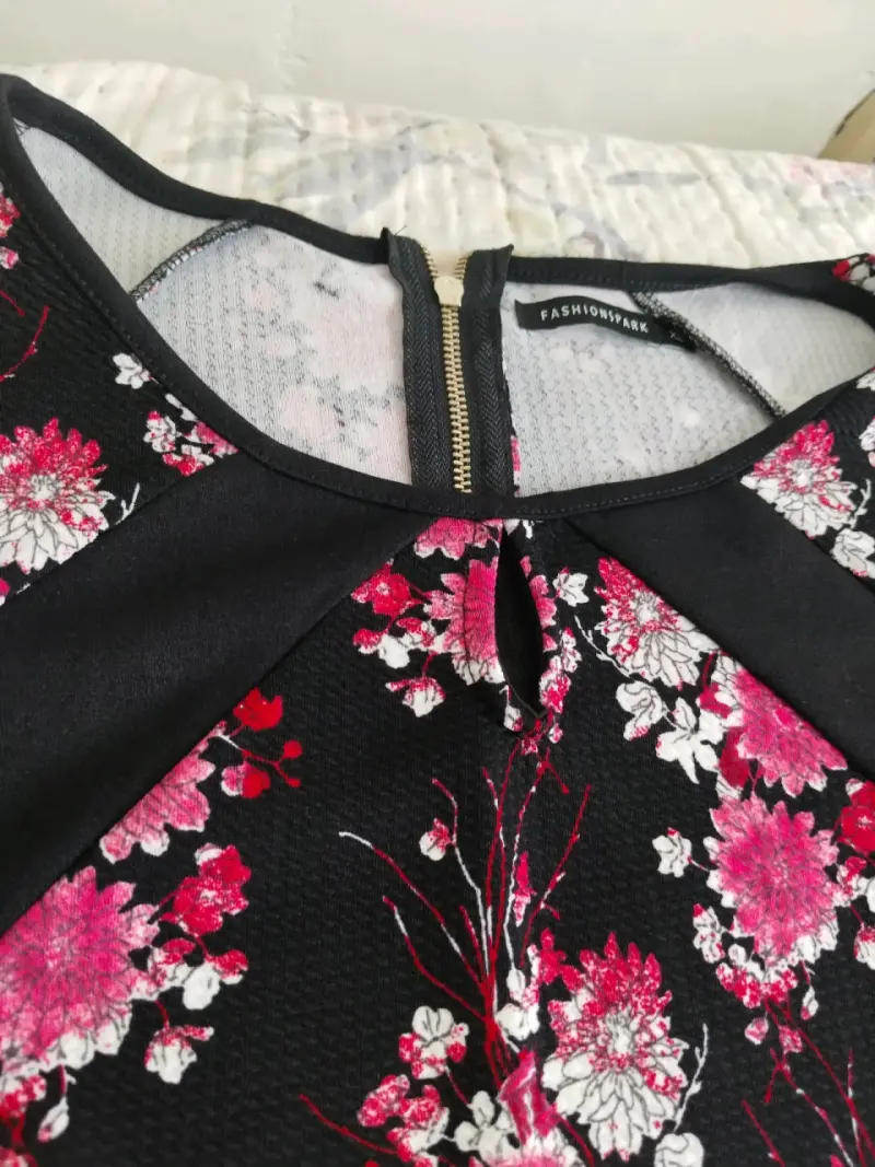 Vestido negro con flores rojas - 2