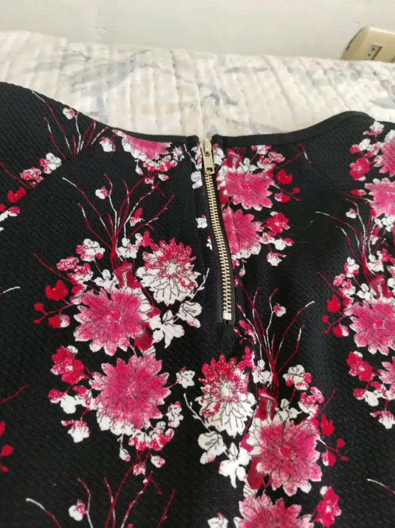 Vestido negro con flores rojas - 4