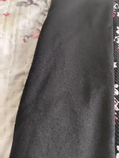 Vestido negro con flores rojas - miniatura 5