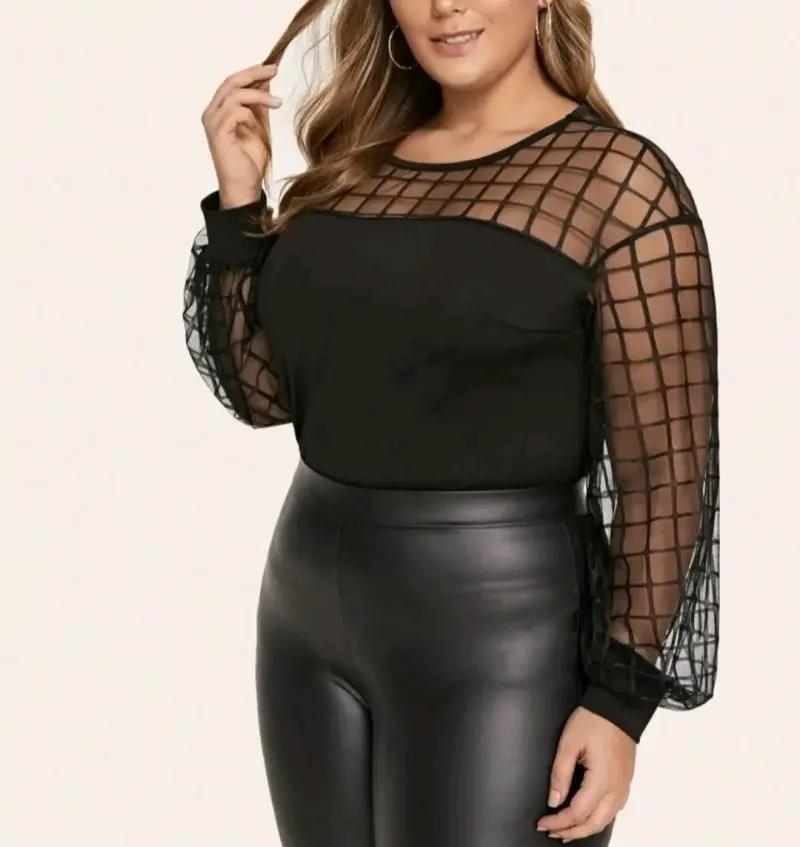 Blusa negra con diseño de malla - 1