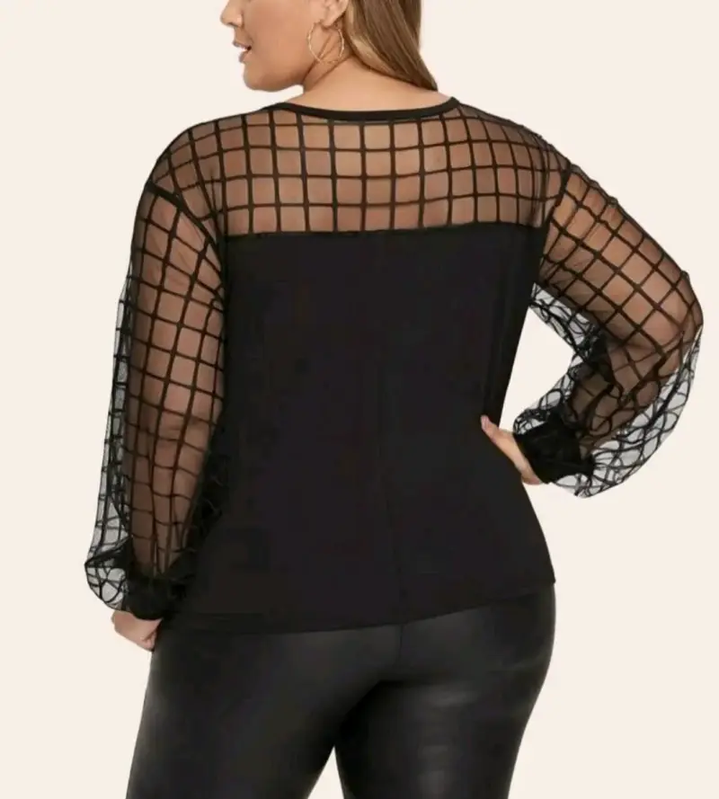 Blusa negra con diseño de malla - 2