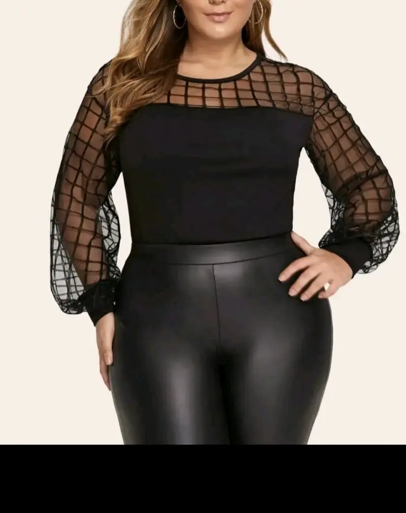 Blusa negra con diseño de malla - 3