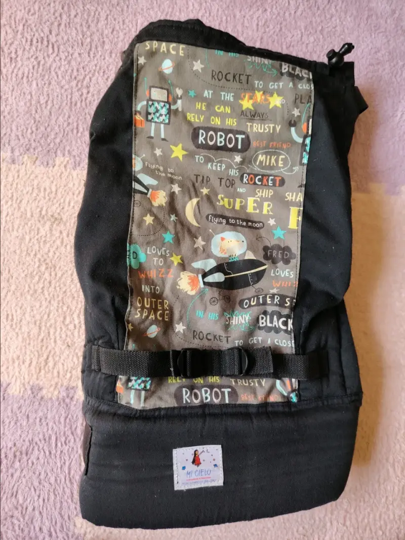 Mochila portabebé negra estampada - 1