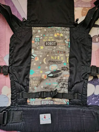 Mochila portabebé negra estampada - miniatura 2