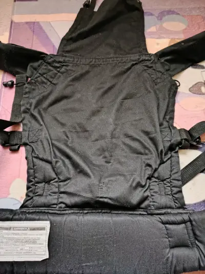 Mochila portabebé negra estampada - miniatura 3