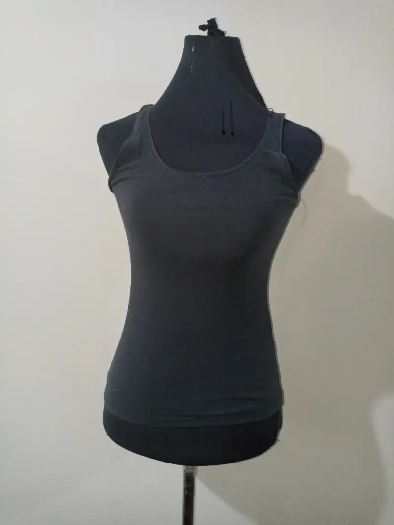 Polera negra sin mangas