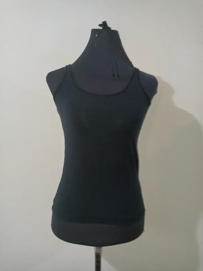 Polera negra sin mangas