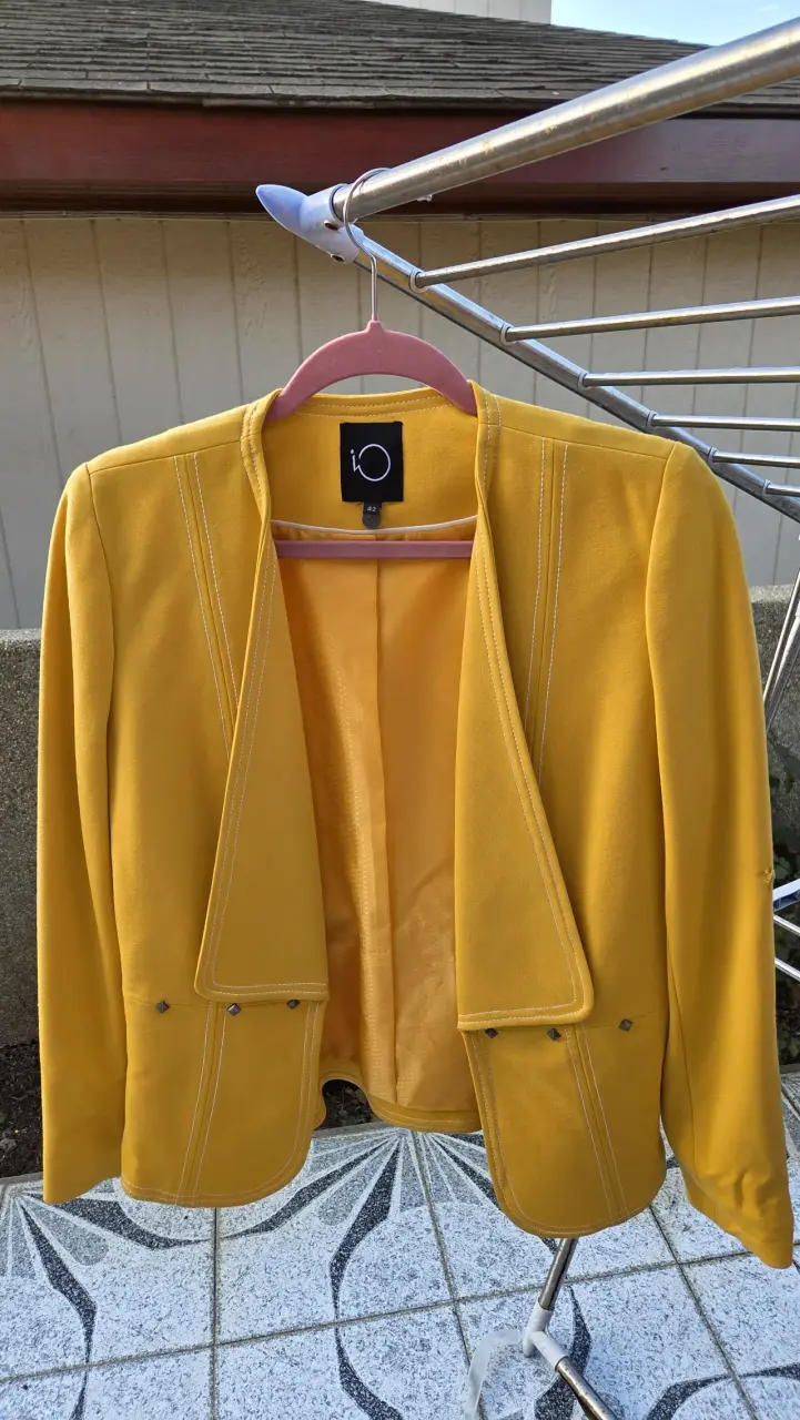 Blazer amarillo iO estilo casual