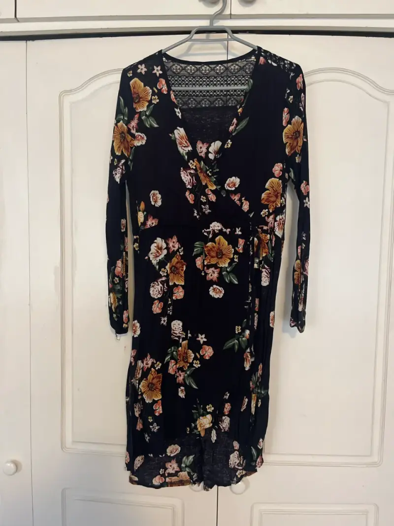 Vestido floral negro con encaje - 1