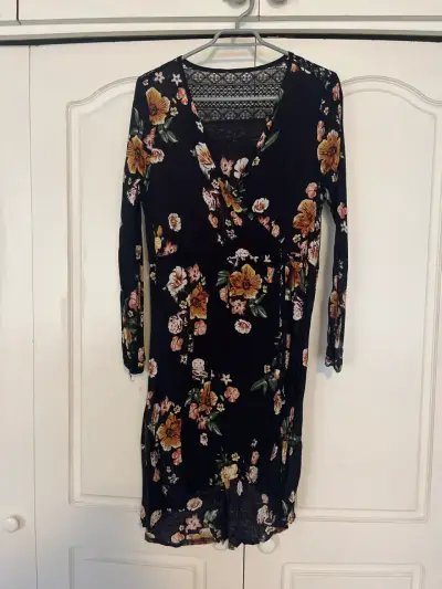 Vestido floral negro con encaje - miniatura 1