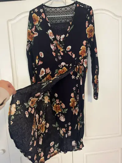 Vestido floral negro con encaje - miniatura 2