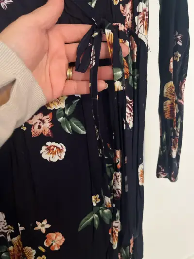 Vestido floral negro con encaje - miniatura 4