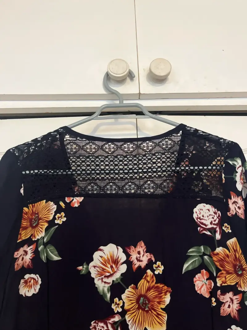 Vestido floral negro con encaje - 5