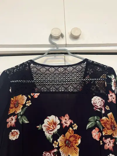 Vestido floral negro con encaje - miniatura 5