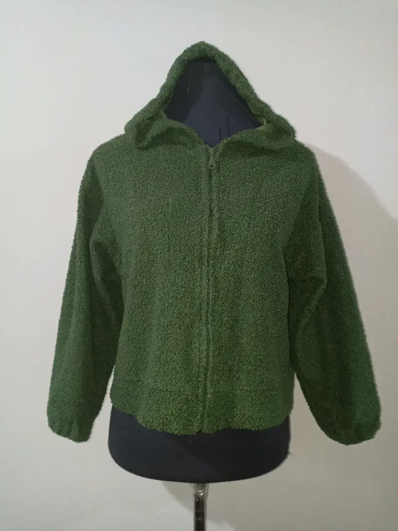 Polerón verde con capucha