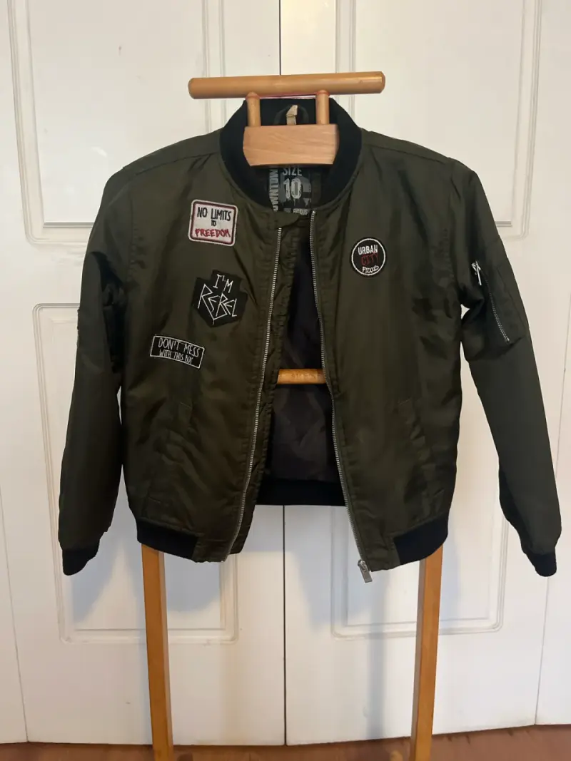 Chaqueta de niño bomber verde con parches - 1