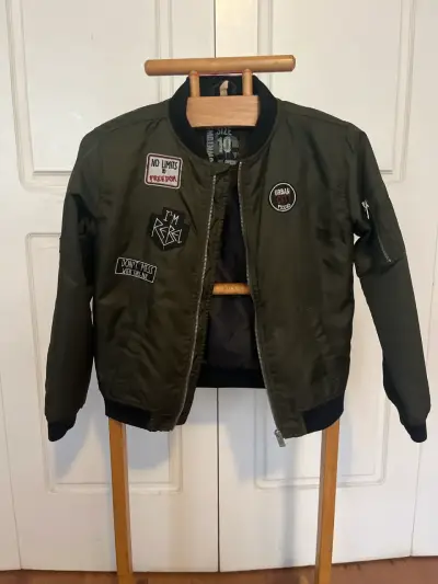 Chaqueta de niño bomber verde con parches - miniatura 1