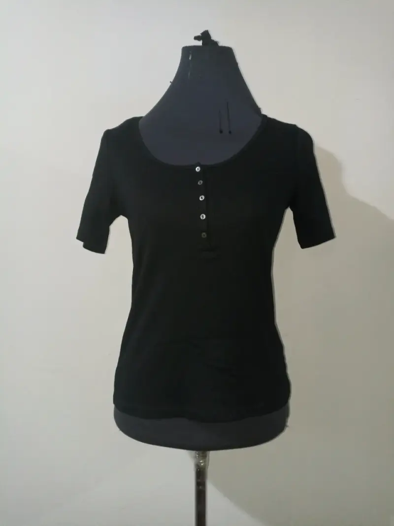 Polera negra con botones