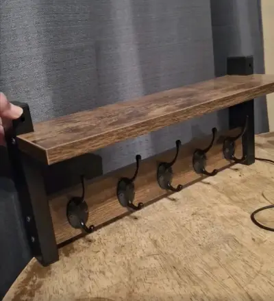 Repisa con ganchos de madera - miniatura 2