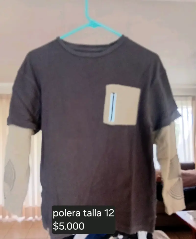 Polera gris con bolsillo