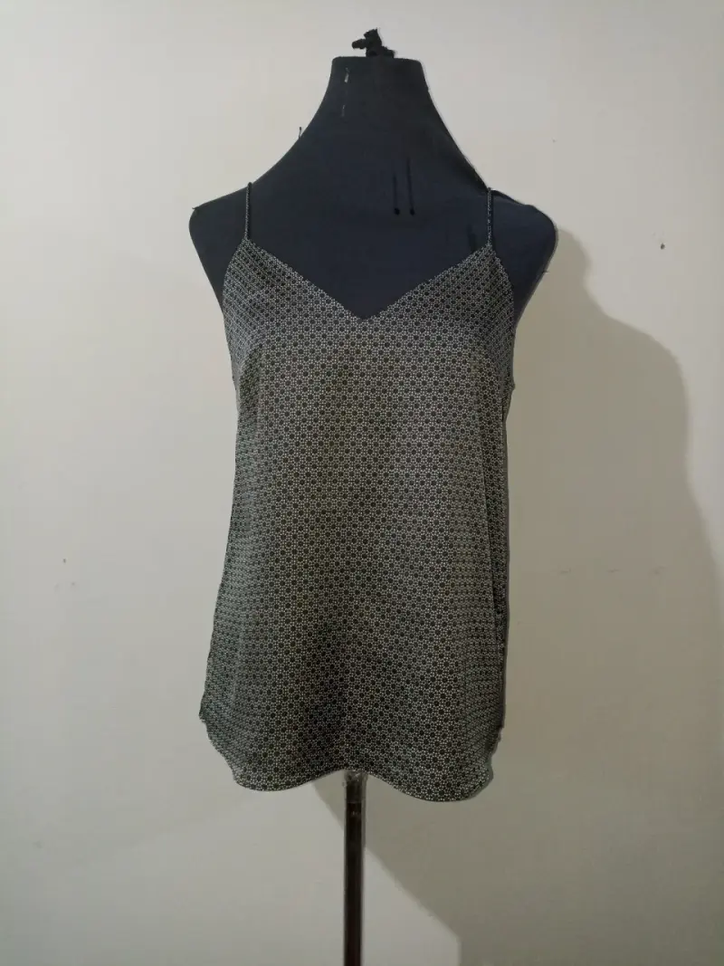Top de tirantes negro con patrón