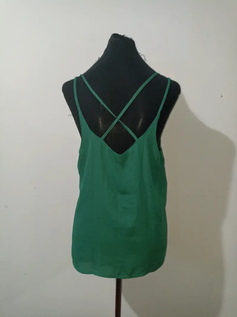 Polera verde sin mangas - 2